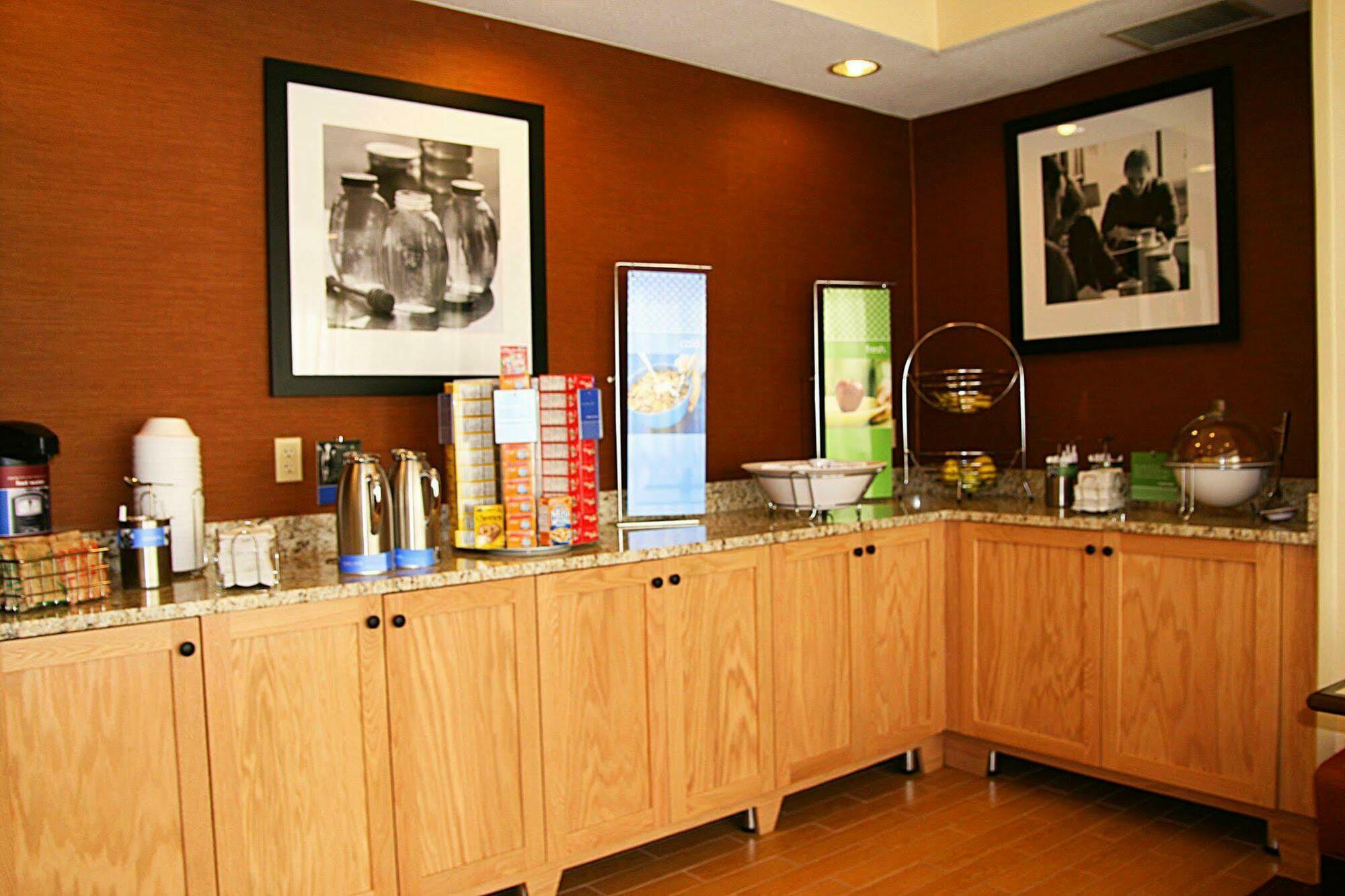 Hampton Inn Zanesville Restaurant photo