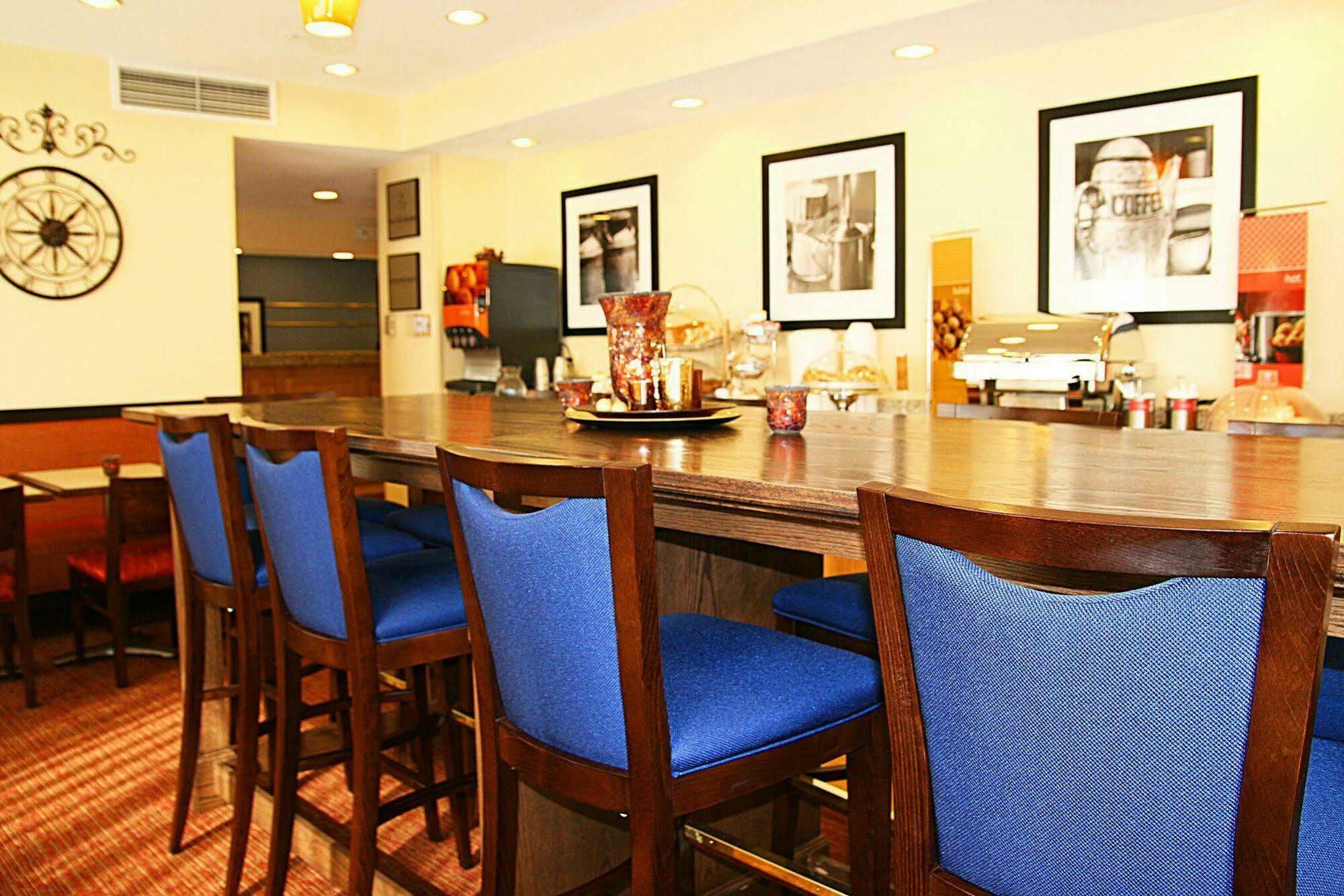 Hampton Inn Zanesville Restaurant photo